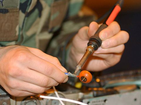 Выпаиваем старый разъём